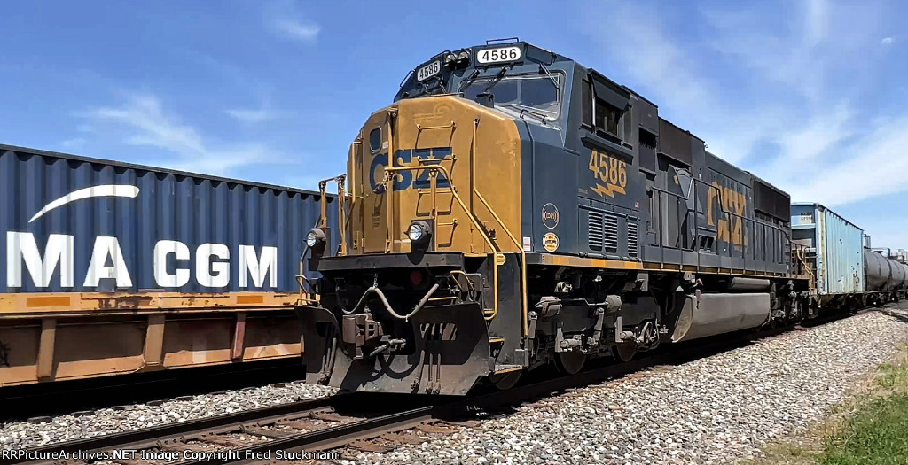 CSX 4586 is the DPU for the B773 while the 135 passes on by.